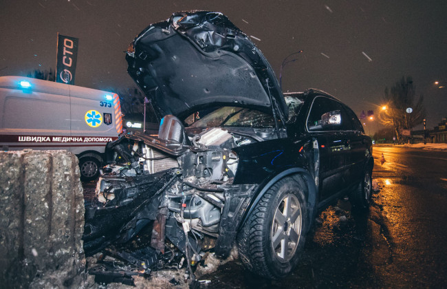 Смертельное ДТП в Киеве: Volvo влетел в отбойник, водитель погиб на месте