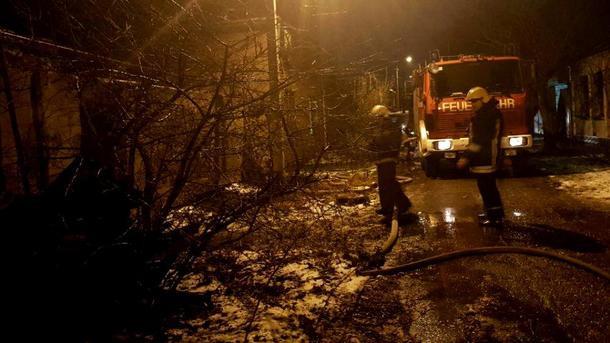 В Одесе вспыхнуло заброшенное здание: в пылающем доме нашли тело мужчины