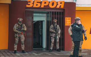Бил витрины и пытался вынести оружие: в Киеве произошло ЧП