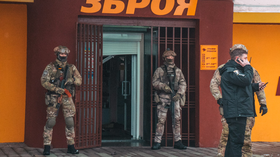 Бил витрины и пытался вынести оружие: в Киеве произошло ЧП
