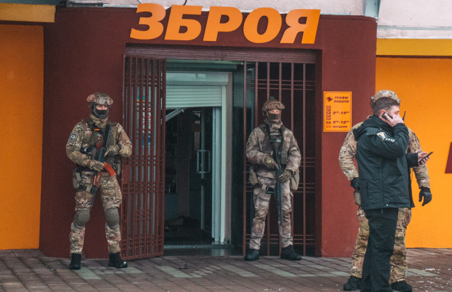 Бил витрины и пытался вынести оружие: в Киеве произошло ЧП