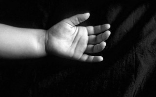 У Житомирі лікарів звинувачують у смерті 24-річної породіллі та її немовляти