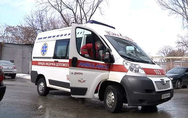 Разбил окно «скорой» и пытался избить врачей: ЧП в Киеве