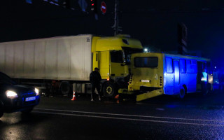 Масштабное ДТП на Одесской трассе: фура протаранила шесть автомобилей