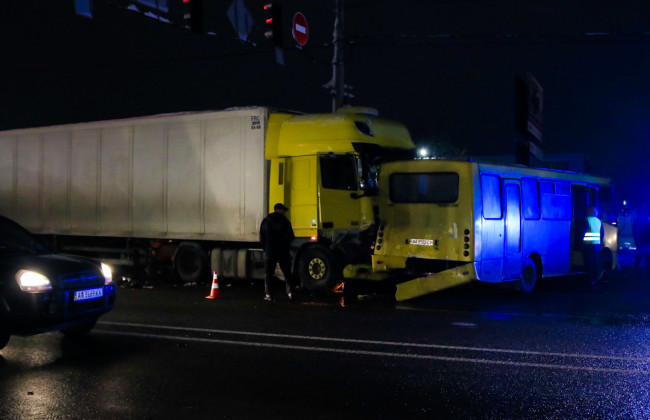 Масштабное ДТП на Одесской трассе: фура протаранила шесть автомобилей