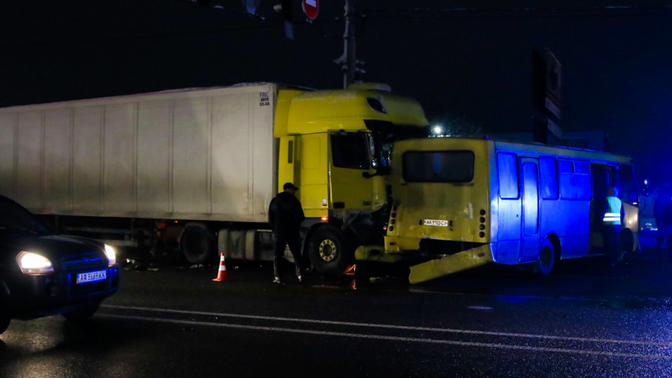 Масштабное ДТП на Одесской трассе: фура протаранила шесть автомобилей