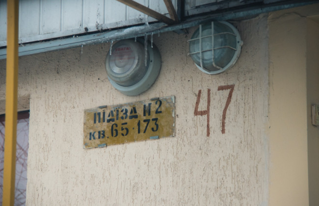 Жуткая смерть: мужчина повесился на ремне в столичной квартире