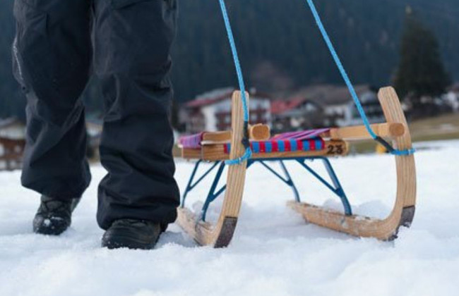 Смертельный случай под Черновцами: ребенок на санках «влетел» в бетонный забор
