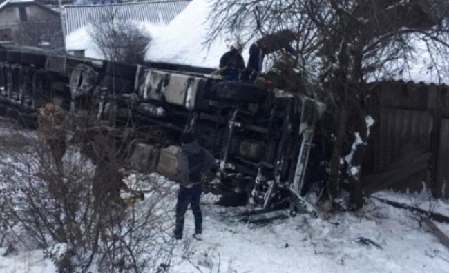 Смертельное ДТП под Тернополем: фура на турецких номерах сорвалась с обрыва