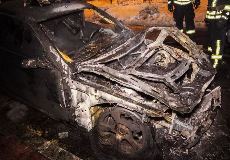 Пожар в Киеве: неизвестный поджег два автомобиля и скрылся