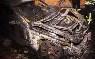 Пожар в Киеве: неизвестный поджег два автомобиля и скрылся