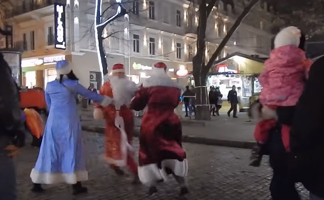 В Одессе подрались Деды Морозы: появилось видео