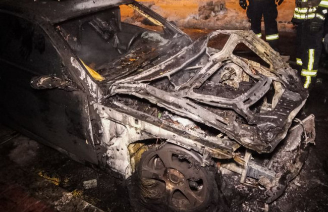 Пожар в Киеве: неизвестный поджег два автомобиля и скрылся