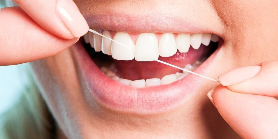 9 мифов о вреде использования зубной нити