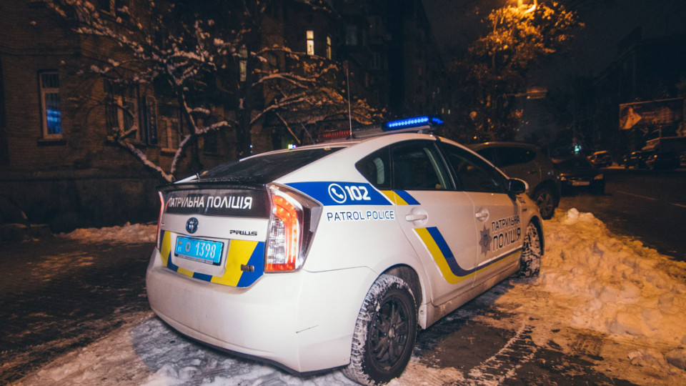 В Киеве в подъезде дома нашли окровавленного мужчину
