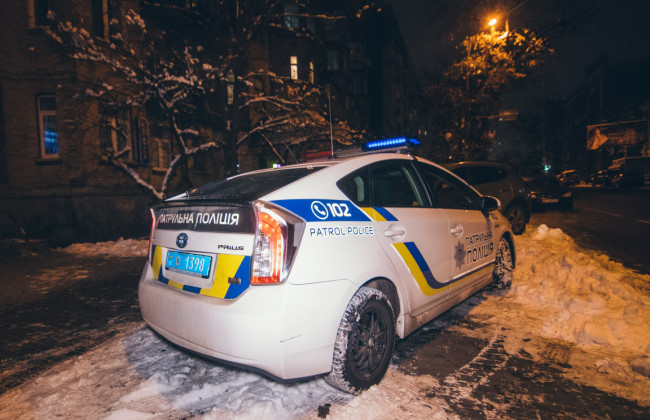 В Киеве в подъезде дома нашли окровавленного мужчину