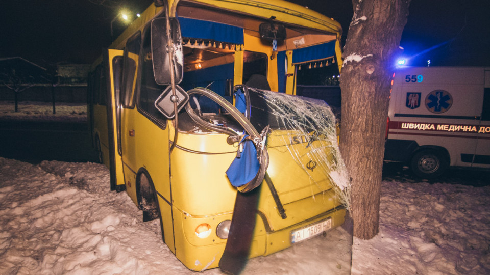 В Киеве пассажирский автобус сбил пешехода и влетел в дерево: есть пострадавшие
