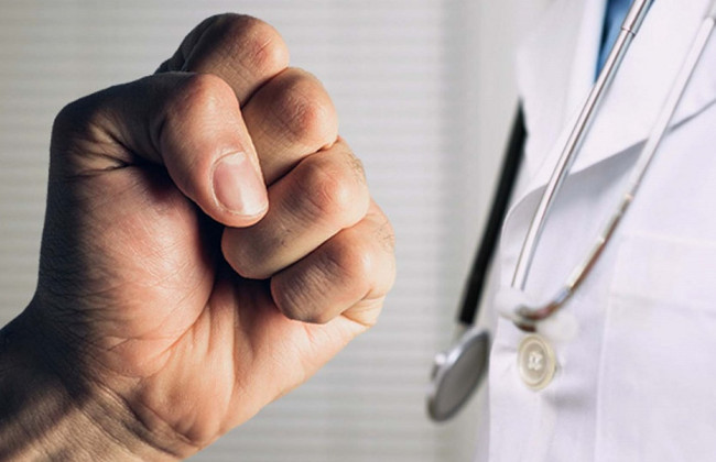 ЧП в Ровно: пациент избил медиков, порезал себе руки и выпал из окна