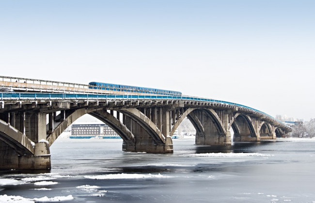 Мужчина бросился с моста в реку в столице