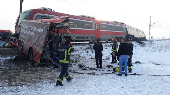 Поезд протаранил школьный автобус: подробности трагедии