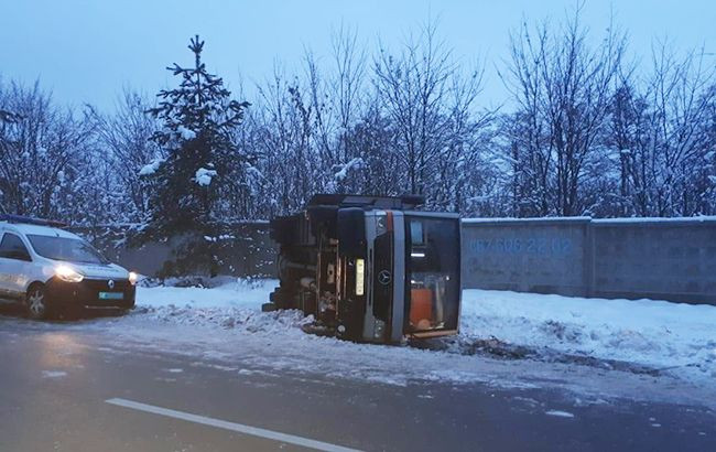 Под Киевом перевернулся автобус с 30 пассажирами: есть пострадавшие