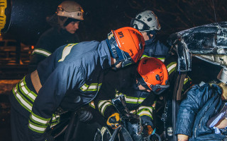 В Киеве Mercedes влетел в автобус: погибла беременная пассажирка
