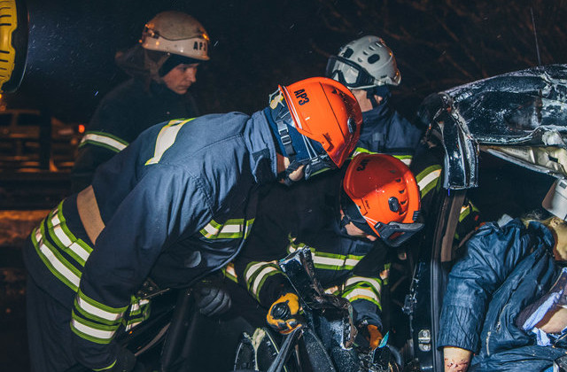 В Киеве Mercedes влетел в автобус: погибла беременная пассажирка