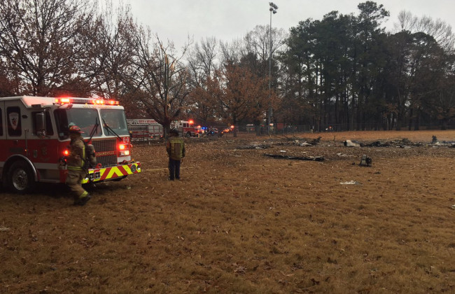 Смертельная авиакатастрофа в США: самолет рухнул на футбольное поле