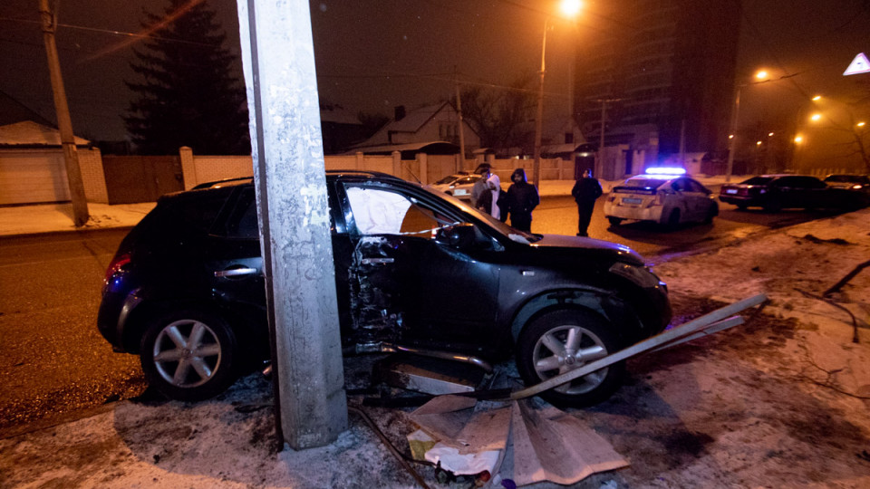 Пьяное ДТП в Днепре: автомобиль на европейских номерах влетел в столб