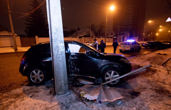 Пьяное ДТП в Днепре: автомобиль на европейских номерах влетел в столб