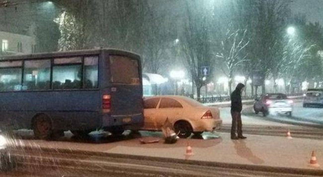 Автобус и две легковушки «сыграли в кегли» в Чернигове