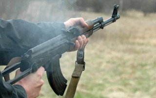 Ужасную стрельбу из автомата устроил пьяный мужчина