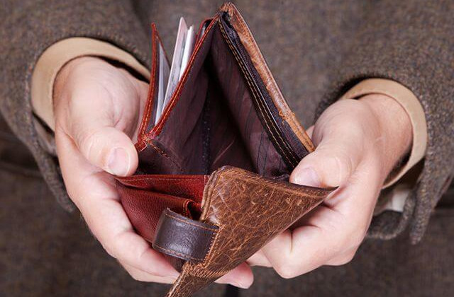 Дерзкое ограбление: у мужчины похитили треть миллиона в ресторане