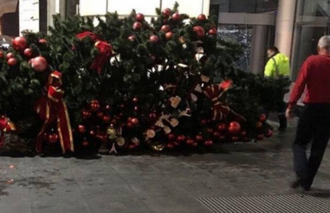 В «Борисполе» упала новогодняя ёлка