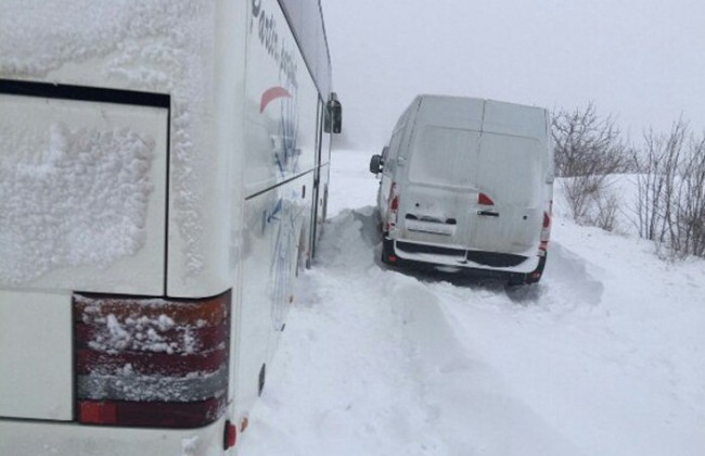 ЧП под Харьковом: автобусы с людьми попали в снежную ловушку
