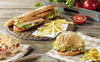Полезные свойства вредных продуктов: ученые рассказали о плюсах фастфуда