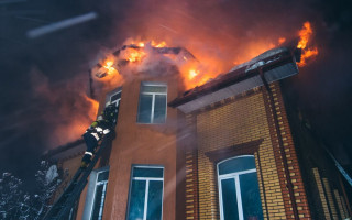 Огненная ловушка: в Киеве пожар охватил трехэтажный жилой дом