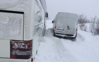 ЧП под Харьковом: автобусы с людьми попали в снежную ловушку