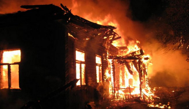 В ужасном пожаре на Закарпатье погибла молодая женщина, ее ребенок чудом спасся