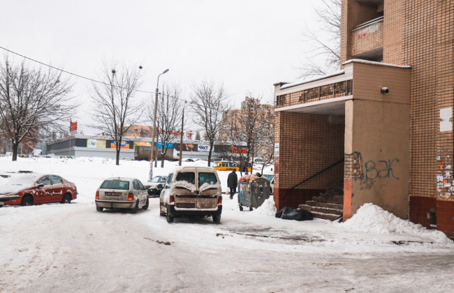 Во дворе жилого дома на Борщаговке обнаружили труп мужчины