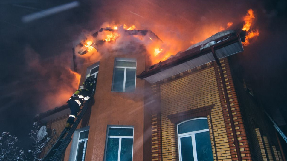 Огненная ловушка: в Киеве пожар охватил трехэтажный жилой дом