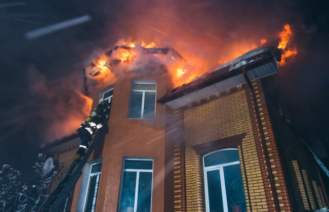 Огненная ловушка: в Киеве пожар охватил трехэтажный жилой дом