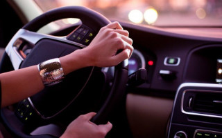 В Киеве женщина угнала BMW и влетела в столб линии электропередач