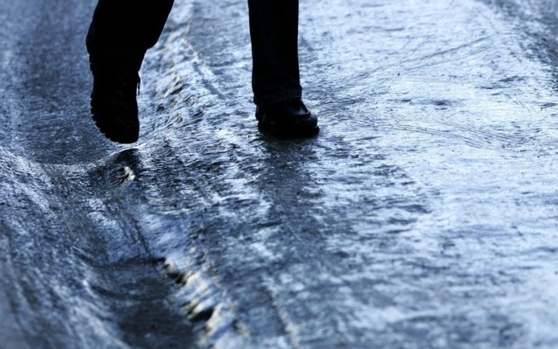 В Киеве умер пешеход, поскользнувшись на льду