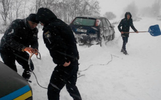 Люди ночевали в поле: появились подробности снежного коллапса на трассе Харьков — Киев