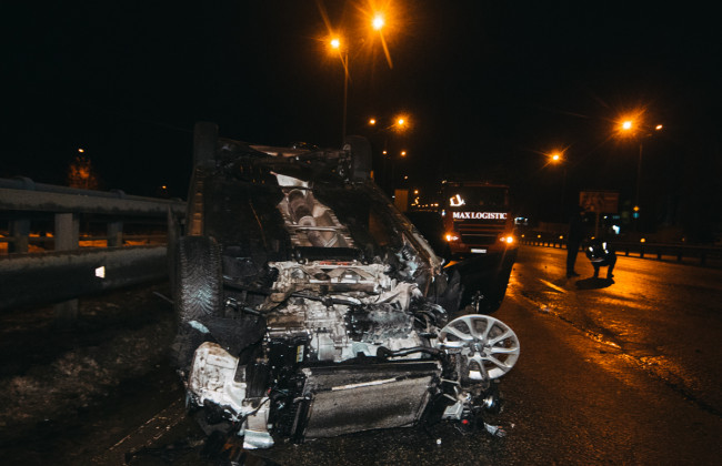 Страшное ДТП в Киеве: грузовик раздавил легковушку