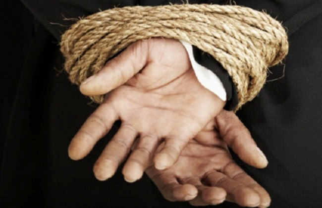 Силой затолкали в машину: в Сумах в заложники взяли руководителя магазинов продтоваров