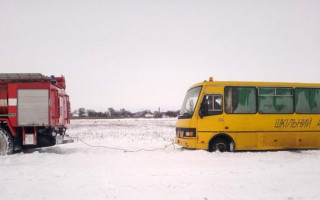 Снежная ловушка: школьный автобус под Киевом попал в ЧП