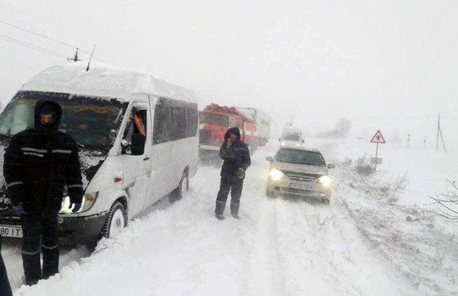 Мерзнут в ловушке: сотни людей застряли на трассе Киев — Харьков в 40-километровой пробке