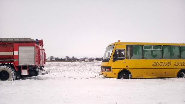 Снежная ловушка: школьный автобус под Киевом попал в ЧП